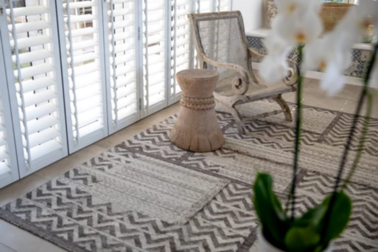 jute rug with zig zag pattern with chair and side table